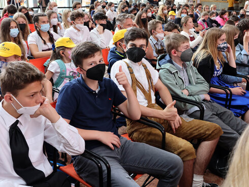 Schülergruppen im Publikum