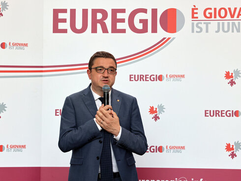 Sprecher auf der Bühne beim Euregio Wettbewerb