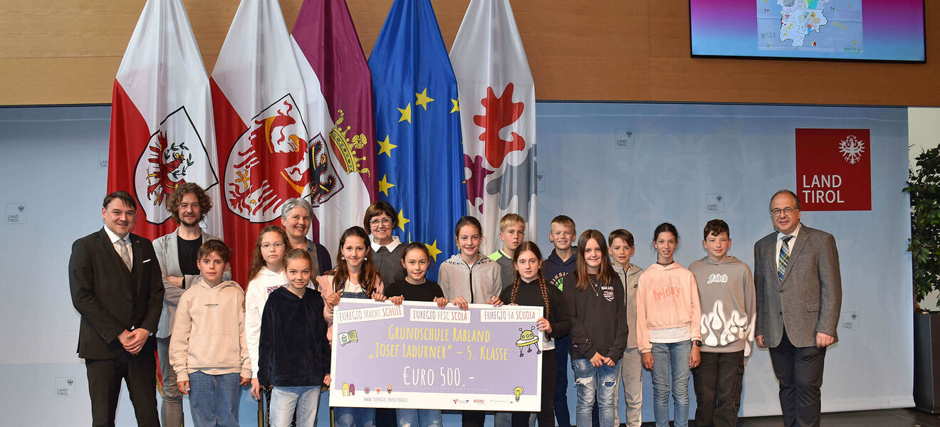Eine Schulklasse nimmt ihren Gewinn entgegen.