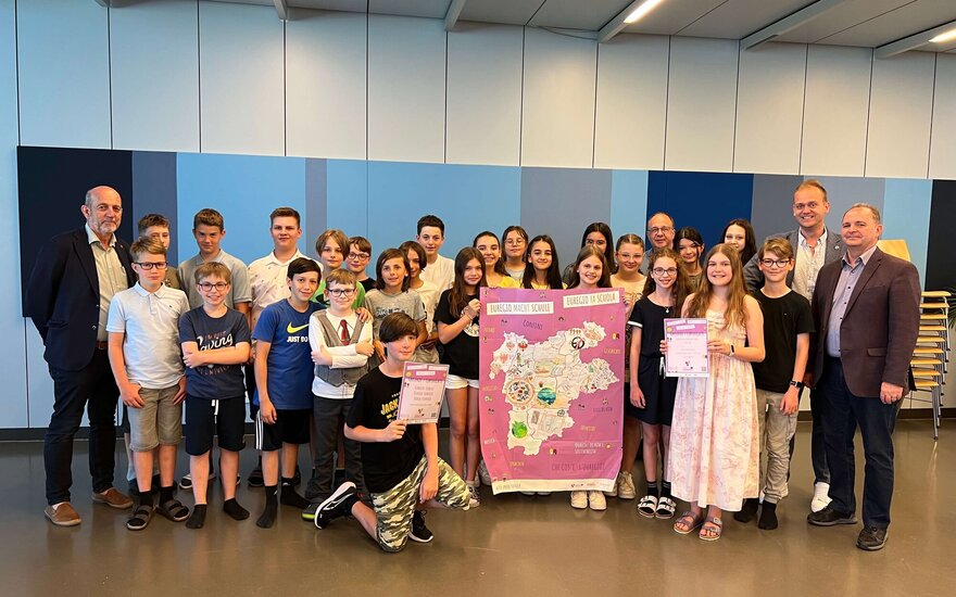 Eine Schulklasse posiert für ein Foto.
