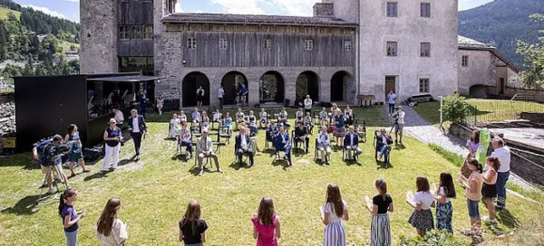 Schüler vor einem alten Gebäude
