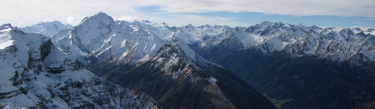 Berglandschaft mit schneebedeckten Bergspitzen.